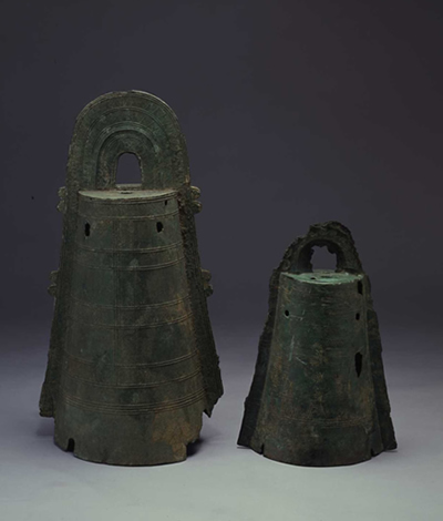 右:流水文銅鐸 (伝)徳島県吉野川沿岸出土 高さ42.0cm,左:袈裟襷文銅鐸 (推定)滋賀県野洲市小篠原大岩山出土 高さ64.8cm