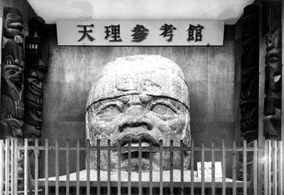 当館が現在地へ移転する前に展示していた頃のオルメカ石頭像(レプリカ)